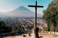 Leben mit Vulkanen – Der Vulkan Fuego thront über der Kleinstadt Antigua in Guatemala.
