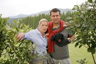 Die Rosenheim-Cops – Statt eine Partie Golf zu spielen, machen Marie Hofer (Karin Thaler) und Jo Caspar (Christian K. Schaeffer) eine grausame Entdeckung.