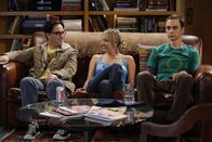 The Big Bang Theory – Als Leonard (Johnny Galecki, l.) Sheldon (Jim Parsons, r.) bittet, netter zu Penny (Kaley Cuoco, M.) zu sein, beschließt dieser, Penny wie einen Hund abzurichten und ihr das für ihn unerwünschte Verhalten abzutrainieren ...