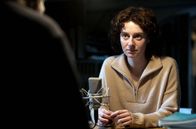 Etty – Etty (Julia Windischbauer) erklärt sich bereit, ihre Tagebücher in Klaas´ Radiosendung vorzulesen, aber nur, wenn er verspricht, sie sicher aufzubewahren.