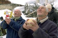 GEO Reportage – Die Männer bitten den Erzengel Michael um die Segnung ihrer Opfergaben, Schnaps und Brot.