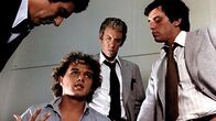 Blutsverwandte – Andrew (Laurent Malet, 2.v.l.), Kommissar Carella (Donald Sutherland, 2.v.r.)