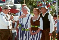 Noch einmal zwanzig sein ... – Fred (Peter Sattmann, rechts) und Henrike (Bettina Kupfer) werden als Gegner beim traditionellen "Fischerstechen" von Xaver (Peter Lerchbaumer, links) bekannt gegeben.