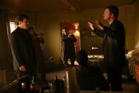 Castle – Castle (Nathan Fillion, l.), Esposito (Jon Huertas, 2.v.l.) und Ryan (Seamus Dever, 2.v.r.) verdächtigen Detective Slaughter (Adam Baldwin, r.), als dessen Fingerabdrücke auf der Mordwaffe auftauchen ...