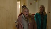 Glow – Beim Rundgang durch die Musikschule macht Jenny eine Entdeckung. (von links nach rechts: Anine Bonnevie Nagell-Høyer, Bianca Ghilardi-Hellsten)