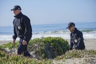 Navy CIS – Leroy Jethro Gibbs (Mark Harmon, l.); Nick Torres (Wilmer Valderrama, r.)