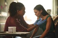 Mysterious Mermaids – Maddie (Fola Evans-Akingbola, l.); Ryn (Eline Powell, r.)