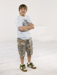 Two and a Half Men – (6. Staffel) - Hat es mit seinem Vater Alan und seinem Onkel Charlie nicht immer leicht: Jake (August T. Jones) ...