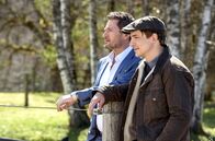 Sturm der Liebe – Christoph (Dieter Bach, l.) und Viktor (Sebastian Fischer, r.) freuen sich, wie gut Alicia mit Taifun zurechtkommt.