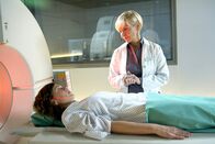 In aller Freundschaft – Iris Markgraf (Claudia Hübschmann, liegend) wird erneut untersucht und Dr. Kathrin Globisch (Andrea Kathrin Loewig) entdeckt eine auffällige Veränderung in Iris' Leber. Daraufhin muss sie sofort operiert werden.