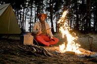 Löwenzahn – Ein Zelt und ein warmes Feuer. Fritz Fuchs (Guido Hammesfahr) genießt sein Abenteuer in der Einsamkeit des Waldes.