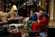 The Big Bang Theory – Sheldon (Jim Parsons, l.), Rajesh (Kunal Nayyar, M.) und Howard (Simon Helberg, r.) verstehen gar nicht, warum sich Leonard wieder auf Penny einlassen will und sind gegen eine Beziehung der beiden. Doch wer wird am Ende eine Enttäuschung erleben?