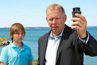Der Rekordbeobachter – Marvin (Axel Milberg) erläutert Elias (Ludwig Skuras), wie dessen Rekordversuch gemessen wird.