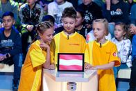1, 2 oder 3 – Das gelbe Team aus Wien/Österreich sucht nach der richtigen Antwort.