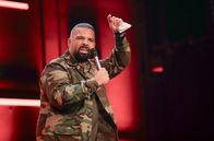 Comedy Clash – Der Tübinger Abed Azzam startet mit Bildungslücken ins erste Pre-Final. Der Berliner Abdel Boudii (Foto) rast mit Uber durch die Hauptstadt und der Frankfurter Costa Meronianakis kontert mit Horror-Stories vom Hauptbahnhof. Wer schafft es ins Finale?