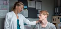 Praxis mit Meerblick – Liebeskummer! Nora (Tanja Wedhorn) tröstet ihren Sohn Kai (Lukas Zumbrock).