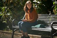Conversations with Friends – Frances (Alison Oliver) wird alles zu viel. Familie, Freunde, Geld, Beziehung alles scheint vor ihren Augen in die Brüche zu gehen. Frances muss etwas dagegen tun – und zwar schnell.