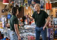 Young Sheldon – (v.li.) Montana Jordan (George Cooper Jr.), Craig T. Nelson (Coach Dale).
