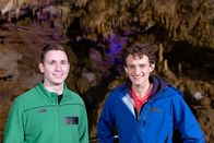 Checker Julian – Höhlenführer Johannes und Julian (rechts) erkunden gemeinsam die Teufelshöhle in Franken.