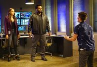 Ghosted – Während sich Annie (Amber Stevens West, l.), Leroy (Craig Robinson, M.) und die anderen über das neue Computersystem "Sam" freuen, steht Max (Adam Scott, r.) dem sehr skeptisch gegenüber. Zu Recht?