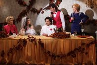 Two and a Half Men – Rückblick an einen speziellen Tag: Charlie (Charlie Sheen, 2.v.r.), Judith (Marin Hinkle, 2.v.l.), Alan (Jon Cryer, M.) und Evelyn (Holland Taylor, r.) ...