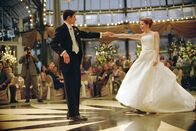 American Pie - Jetzt wird geheiratet – Da Jims (Jason Biggs, l.) Großmutter angeblich im Sterben liegt und es ihr Herzenswunsch ist, ihren Enkel vor dem Altar zu sehen, tut er ihr den Gefallen und heiratet seine Freundin Michelle (Alyson Hannigan, r.) ...