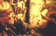 The Crow - Die Rache der Krähe – Gnadenlos jagt Ashe (Vincent Perez, l.) seinen Mörder Curve (Iggy Pop, r.) ...