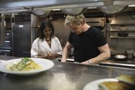 In Teufels Küche mit Gordon Ramsay – Gordon Ramsay (r.) besucht erneut das Restaurant "Lido", um zu überprüfen, ob seine Ratschläge befolgt wurden ...