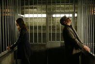 Castle – Bei ihrem neusten Fall werden Beckett (Stana Katic, l.) und Castle (Nathan Fillion, r.) zusammen in einer Zelle eingeschlossen ...