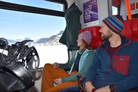 Hauptsache Schnee! Berge, Ski und Hüttenzauber – Skispaß mit gutem Gewissen - diese jungen Wintersportler fahren mit der Bahn.