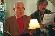 Inspector Barnaby – Sie singen eifrig für den Chorwettbewerb: Leo Clarke (John Shrapnel, l.) und Connor Simpson (Patrick Drury, r.).