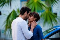 Deadly Tropics – Mélissa (Sonia Rolland) und Cyril (Stany Coppet) nehmen Abschied voneinander, bevor er seine neue Stelle in Bordeaux antritt.