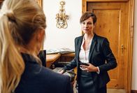 Watzmann ermittelt – Felicitas Beck (Dagny Dewath, r.) nimmt eine Pistole aus dem Tresor, während ihr Jana Kupka (Anna Ewelina, l.) erstaunt zuschaut.