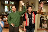 Two and a Half Men – Zwischen Charlie (Charlie Sheen, r.) und Alan (Jon Cryer, l.) beginnt ein harter Rivalitätskampf, denn jeder will die "hübsche Irre" für sich gewinnen ...
