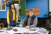 Löwenzahn – Fritz (Guido Hammesfahr) und Yasemin (Sanam Afrashteh) tüfteln an der Lösung. Wie finden die Fledermäuse zurück in ihr Zuhause?