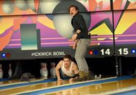 Lethal Weapon – Riggs' (Clayne Crawford, r.) Verfolgungsjagd endet in einer Bowlingbahn, in der der Verdächtige Tyler (James Morosini, l.) beinahe von der Bowling-Pin-Maschine erdrückt wird ...
