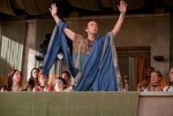 Spartacus – Während Solonius in der Arena hingerichtet wird, ist die alte Verbundenheit zwischen Batiatus (John Hannah) und Spartacus gewichen ...