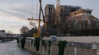 Die Rettung von Notre-Dame – An der zerstörten Kathedrale am Ufer der Seine wird ein Baukran aufgebaut.