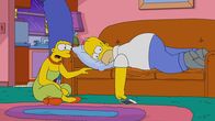 Die Simpsons – Marge (l.); Homer (r.)