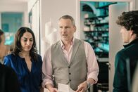 Die Chefin – Das Ehepaar Reimers (Jale Arikan, l. und David Brunners, M.) waren nicht nur Partner des Toten, sondern auch Freunde der Familie. Für sein Alkoholproblem geben sie Verständnis vor, doch Korbinian Kirchner (Jonathan Hutter, r.) bleibt skeptisch.