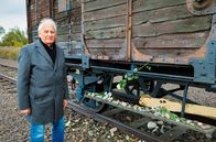 Verfolgt - Das Maskottchen von Auschwitz – Dany Dattel an einem alten Eisenbahnwaggon