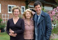 Luises Versprechen – Die resolute Luise (Christiane Hörbiger, Mitte) mit ihren beiden Kindern Daniel (Tim Bergmann) und Charlotte (Margarita Broich).