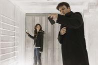 Castle – In einem Kühllaster gefangen: Richard Castle (Nathan Fillion, l.) und Kate Beckett (Stana Katic, r.)