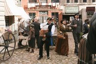 Terra X: Ein Tag in... – Georg Schmidt (Leon Blaschke, Mi.) lebt wie Tausende andere Deutsche in Little Germany. Das Viertel auf der Lower East Side ist geprägt von deutschen Einwanderern, sogar Tageszeitungen erscheinen in deutscher Sprache.