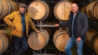 freizeit – Vor der Basis eines winter-tauglichen Rosé-Weins stehen der Schmidt Max (links) und Stephan Knipser vom Weingut Knipser.