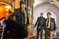 Hubert und Staller – Der Organist Wolfgang Otten liegt leblos auf den Tasten seines Instrumentes. Die Orgel dröhnt unverändert auf einem Akkord. Von links: Organist Wolfgang Otten (Komparse), Staller (Helmfried von Lüttichau), Kantor Rainer Bentzer (Andreas Ladwig) und Hubert (Christian Tramitz).