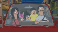 Bob's Burgers – Bob (r.), Linda (l.), Louise (2.v.l.), Gene (2.v.r.) und Tina (M.) haben eine Autopanne, die ihre Pläne für eine gemeinsame Filmnacht in der Stadt durchkreuzt ...