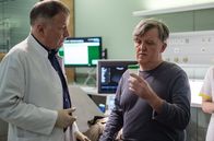 In aller Freundschaft – Dr. Roland Heilmann (Thomas Rühmann, li.) untersucht Friedrich Heinz (Moritz Berg, re.), der mit starken Bauchschmerzen in die Sachsenklinik gekommen ist. Roland vermutet eine Blasenentzündung. Als er Friedrich Heinz um eine Urinprobe bittet, fängt dieser an herumzudrucksen.