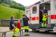 Watzmann ermittelt – Stationsleiterin Bertha (Vanessa Jung, M.), Bruno (Timo Gasteger, l.) und Luise (Sophie Röhrmoser, r.) diskutieren über den Unfallhergang mit dem Rettungswagen.