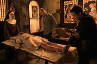 The Exorcist – Der Kampf gegen den Dämon geht für die ehrwürdige Mutter Bernadette (Deanna Dunagan, l.), Pater Marcus (Ben Daniels, M.) und Pater Tomas (Alfonso Herrera, r.) in die nächste Runde, aber können sie Casey (Hannah Kasulka, liegend) noch retten?